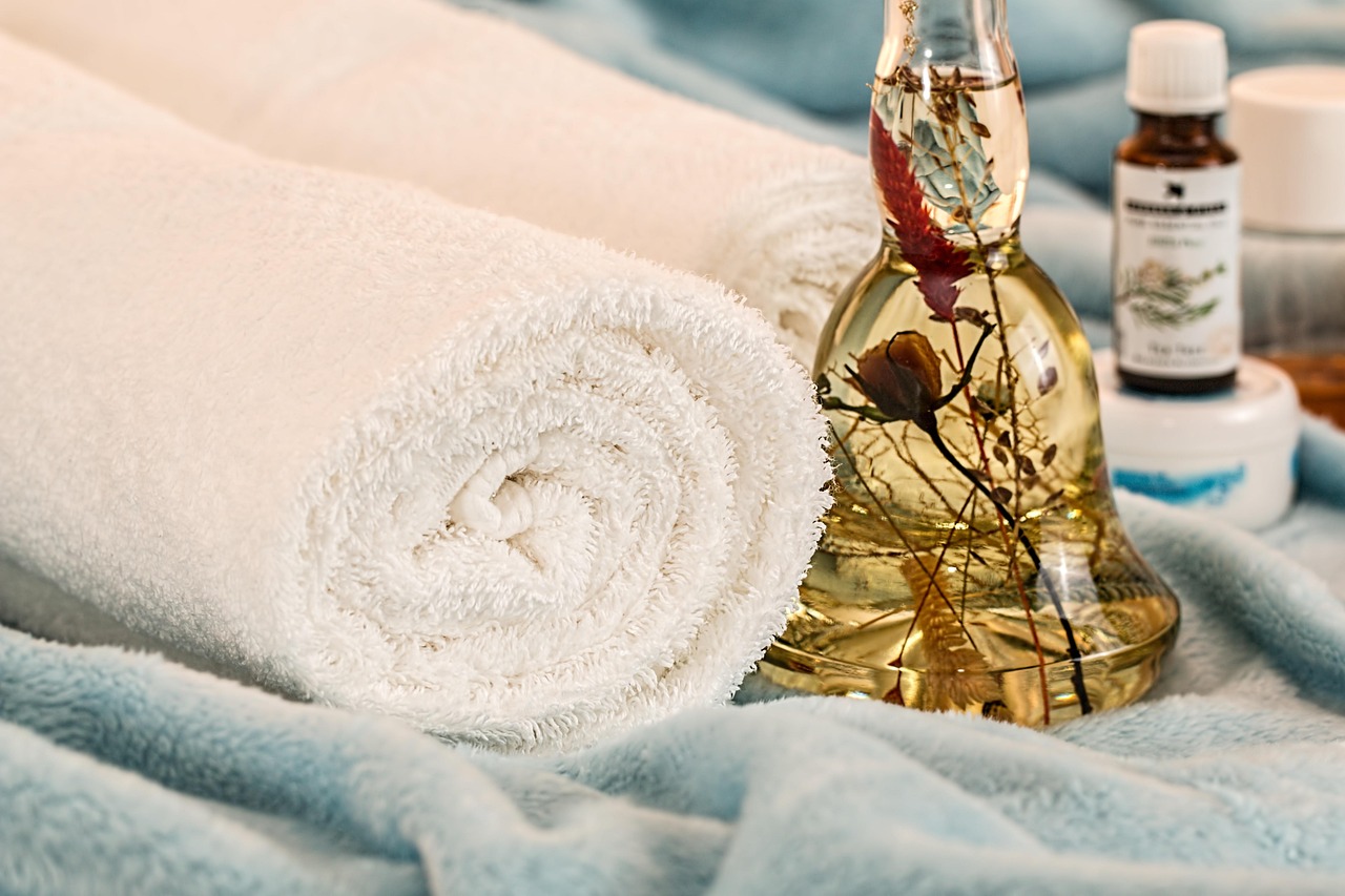 What Blends Well with Melissa Oil: A Complete Pairing Guide